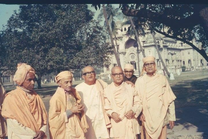 Swami Vijayananda junto a monges da Ordem Ramakrishna - Belur Math 1967-1968.