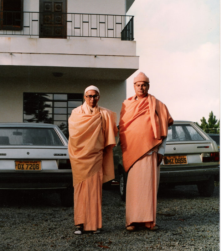 Swamis ParatParananda (left) and Swahananda in 1987 - Embú-Guaçu -SP -Brazil